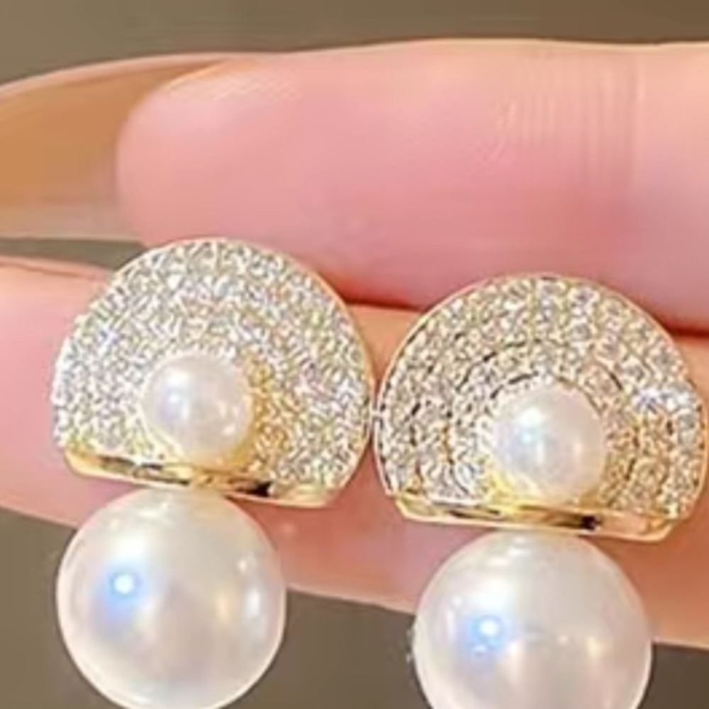 Rhinestone‎ and gold plated pearl earrings